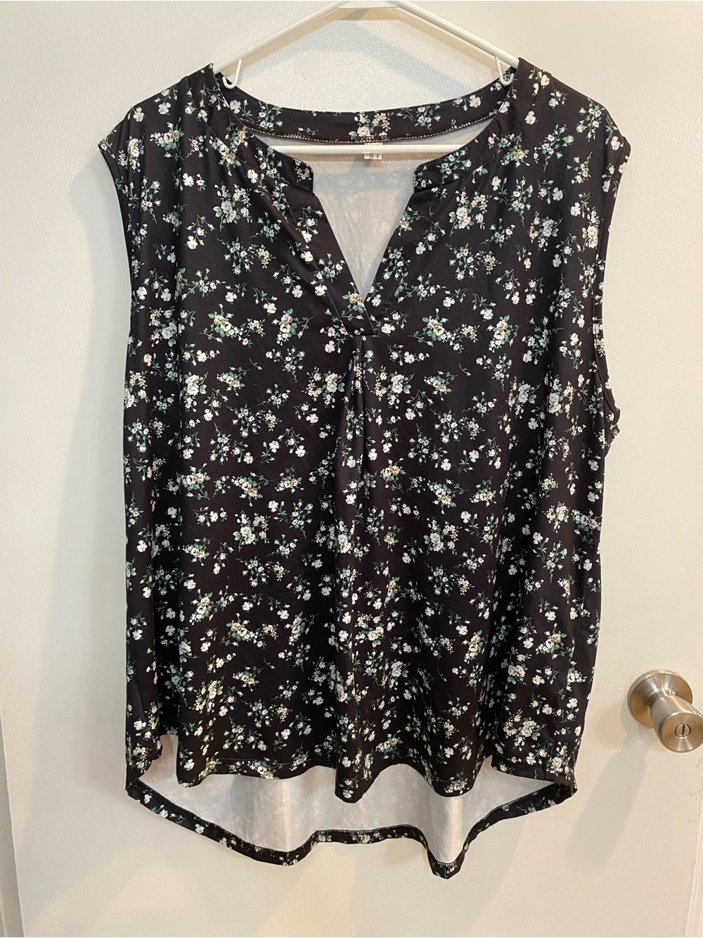 NewChoice Sleeveless Black Floral V-Neck Top, size 3XL
